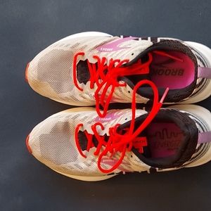 BROOKS LAUNCH 6 SIZE 7 SNEAKERS